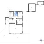 Wohnung mit Küche, Schlafzimmer und Bad. Außenbereich mit Garage.