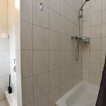 Badezimmer mit Dusche, Toilette und Duschvorhang.
