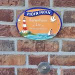 Ferienhaus Liv mit Leuchtturm- und Segelyacht-Dekoration an der Wand