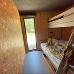 Zimmer mit Kletterbett und Glastür zum Außenbereich