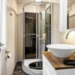Badezimmer mit Dusche, Waschbecken und Toilette.