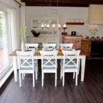 Esszimmer mit Tisch, Stühlen und Blick auf Balkon