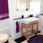 Badezimmer mit Waschbecken, Handtüchern und Fenster