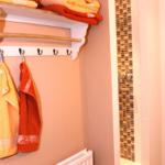 Bad mit Dusche, Handtüchern und Heizkörper