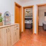 Flur mit Schrank, zwei Schlafzimmern und Terrakottboden