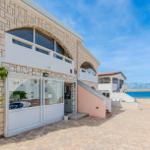 Steinhaus mit Terrasse und Blick auf das Meer