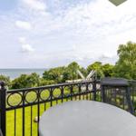 Balkon mit Gartenmöbeln und Ausblick