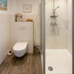 Bad mit Dusche, Toilette und Holzboden