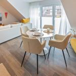 Wohn- und Essbereich mit Sofa, Esstisch und Fenster