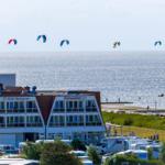 Hotel mit Blick auf das Meer und Kitesurfer.