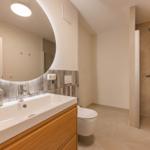 Badezimmer mit Dusche, Waschbecken und Toilette