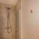 Duschkabine mit Duschbrause und Glaswand