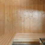 Holzsauna mit Sitzbänken und Heizung
