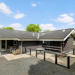 Ein Haus mit Terrasse, Grillplatz und Garten. Hausnummer 35. Dänecksflagge an der Wand.