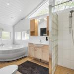 Badezimmer mit Badewanne, Dusche und Waschbecken.