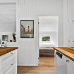 Küche mit Holz Arbeitsplatten und Blick in Schlafzimmer mit Fenster