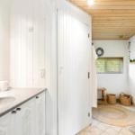 Badezimmer mit Waschtisch, Spiegel, Toilette und Dusche