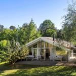 Moderne Villa mit Terrasse und Garten. Umgeben von Bäumen und Grünflächen.