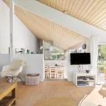 Wohnbereich mit Essbereich, TV und Blick auf Garten