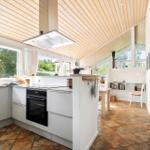 Küche mit Essbereich und großem Fensterblick