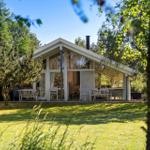 Moderne Villa mit großem Glasbereich und Terrasse im grünen Garten