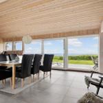 Essbereich mit Blick auf die Küste und Terrasse