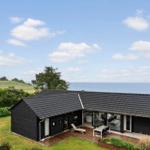 Moderne Villa mit Terrasse und Meerblick.