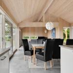 Essbereich mit Tisch, Stühlen und großem Fensterblick auf Garten