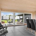 Großer Raum mit Essbereich, Sitzgelegenheiten und Blick auf die Terrasse.