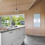 Moderne Küche mit Holzwand und großem Fenster. Arbeitsplatz mit Kücheninsel.