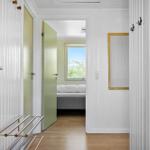 Hallen mit Blick aufs Fenster und Bett im Hintergrund.