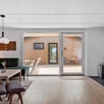 Wohnraum mit Kamin, Sofa und Terrasse