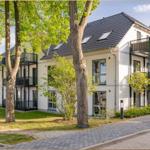 Moderne Wohnanlage mit Balkonen und grüner Umgebung