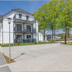 Moderne Wohnung mit Balkon und Gartenbereich in ruhiger Umgebung.