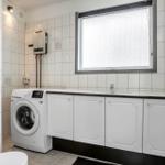 Bad mit Waschmaschine, Waschtisch und Dusche