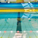 Indoor-Schwimmbad mit blauem Wasser und gelben Fliesen
