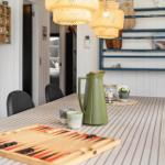 Essbereich mit Tisch, Stühlen und Backgammon