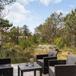Terrasse mit Sitzgruppe und Blick in den Wald