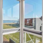 Durch die Fenster ist ein Blick auf den See und angrenzende Gebäude zu sehen.