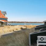 Wohnhaus mit rotem Dach und Blick auf Wasser