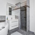 Bad mit Badewanne, Dusche und Waschbecken