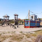 Kinderfreier Sandplatz mit Schiffsspielplatz und Rutschbahn