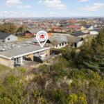 Moderne Villa mit Terrasse und Blick auf die Umgebung.