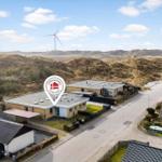 Ferienhaus mit Blick auf Dünen und Windräder