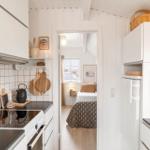 Küche mit Blick in Schlafzimmer mit Bett und Fenster