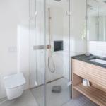 Moderne Badezimmer mit Dusche, Waschbecken und Toilette.