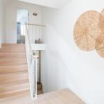 Haus mit Holztreppe und Rattan-Wanddekoration