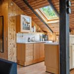 Küche mit Holzwänden, Dachfenster und Arbeitsplatte
