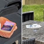 Außentisch mit Buch und Sonnenschutzmittel. Holztisch mit Gläsern und Zeitschrift.