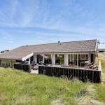 Modernes Haus mit großem Terrassenbereich in Graslandschaft